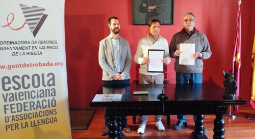 Alzira signa el conveni Ajuntaments pel Valencià